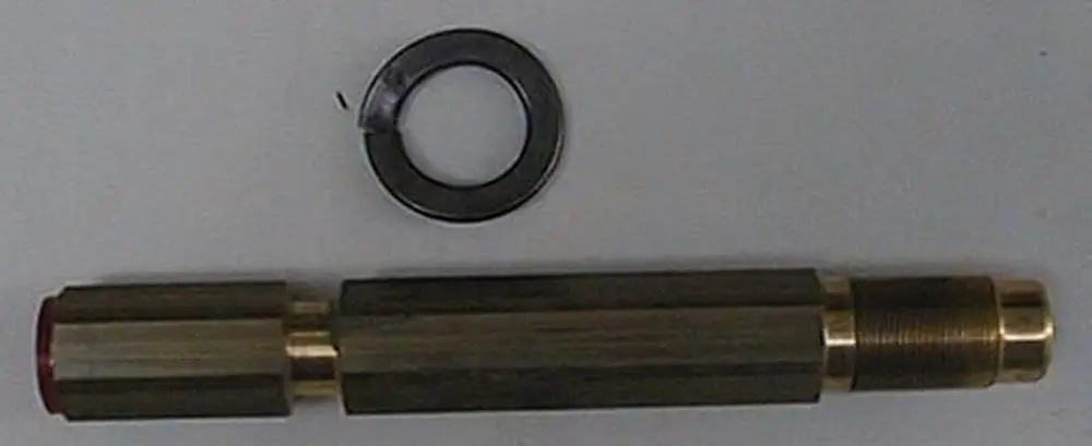Brötje-Düsenstock in metallischer Ausführung, bestehend aus einem zylindrischen Körper mit einer roten Kappe und einem O-Ring in der Nähe.