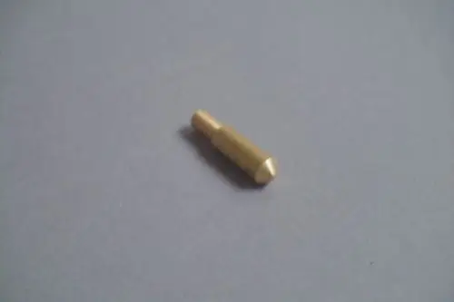 Brötje Führungsnippel aus Messing, zylindrische Form mit gezielt abgeschrägter Spitze, auf grauem Untergrund liegend.