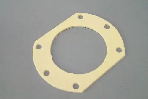 Brötje Kesselflanschdichtung aus einem gelben, flachen Material mit Aussparung und mehreren Bohrlöchern für die Befestigung.