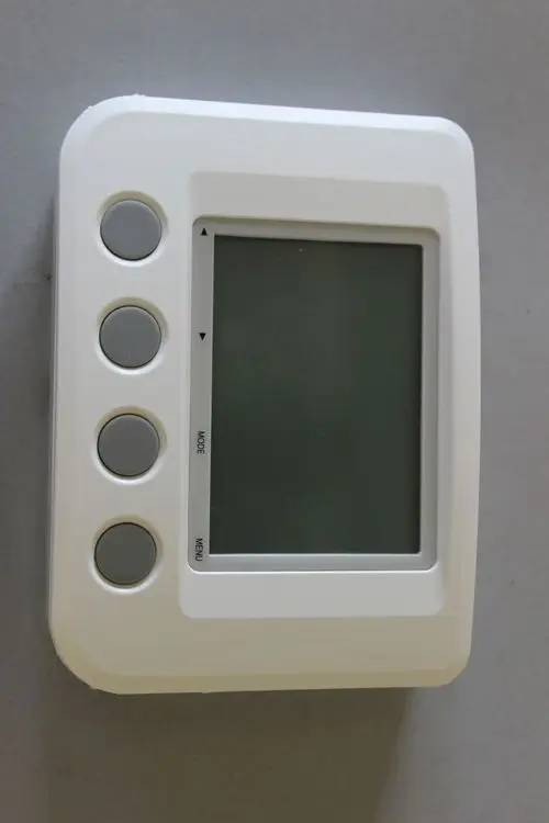 Weißes Bedienfeld von Brötje mit einem Display und mehreren Tasten zur Steuerung. Es sind vier graue Tasten und die Bezeichnungen „MODE“ und „MENU“ sichtbar.