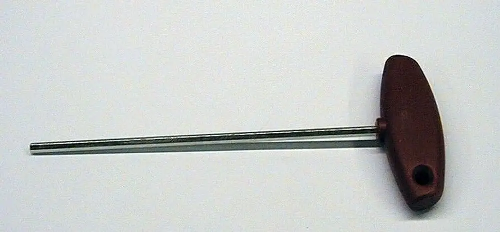 Montageschlüssel von Brötje mit einem langen, geraden Metallstift und einem ergonomischen Griff in brauner Farbe.