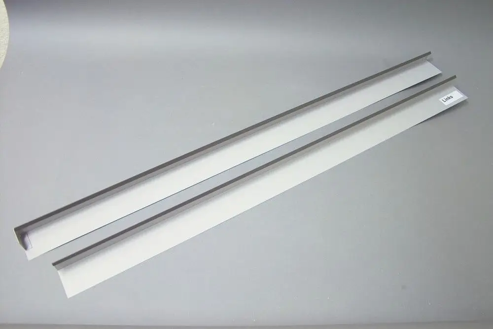 Brötje Randleiste in schmaler, länglicher Form, aus Metall, auf hellem Untergrund. Zwei Leisten sind sichtbar, eine davon mit zusätzlicher Beschriftung.