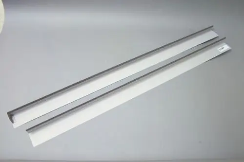 Brötje Randleiste in schmaler, länglicher Form, aus Metall, auf hellem Untergrund. Zwei Leisten sind sichtbar, eine davon mit zusätzlicher Beschriftung.