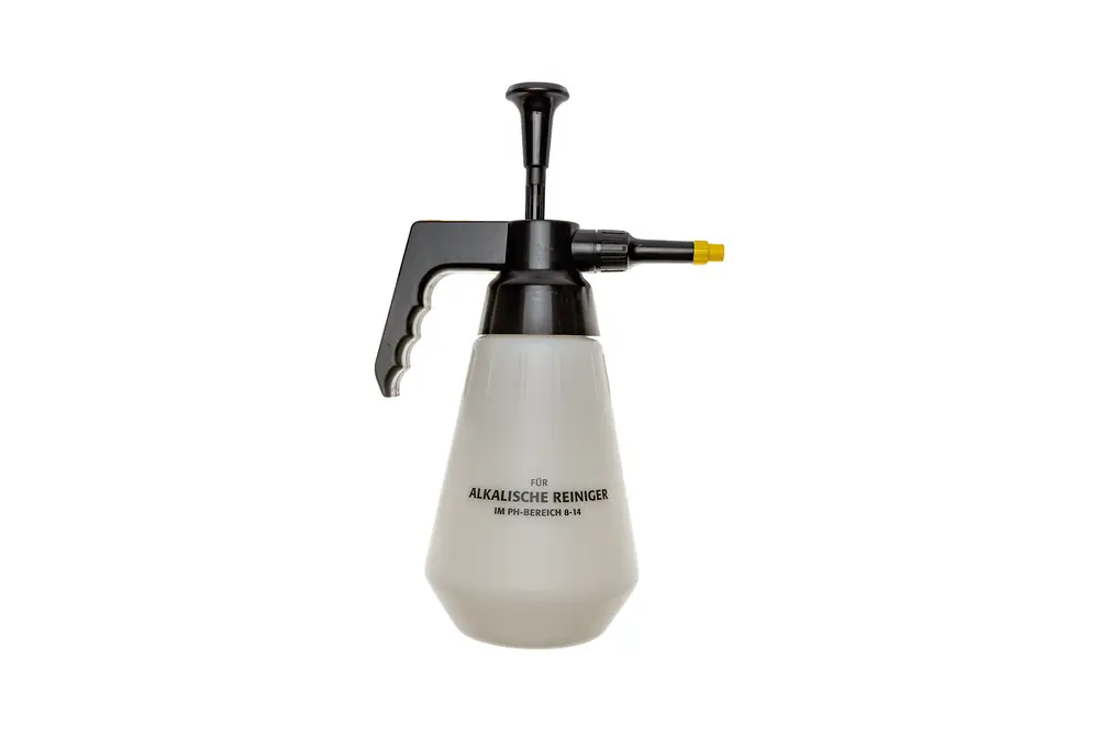 Brötje Sprühflasche mit schwarzem Griff und transparentem Behälter, geeignet für alkalische Reiniger im pH-Bereich 8-14.