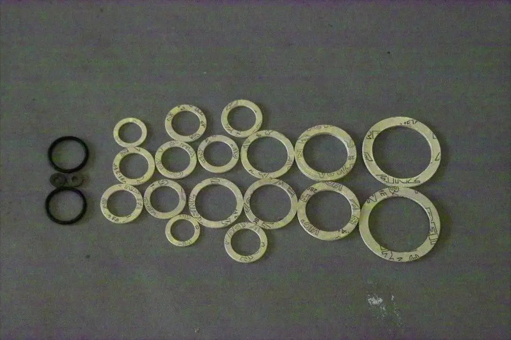 Brötje Dichtungs-Set mit mehreren Dichtungsringen und O-Ringen, auf einem hellen Untergrund angeordnet.