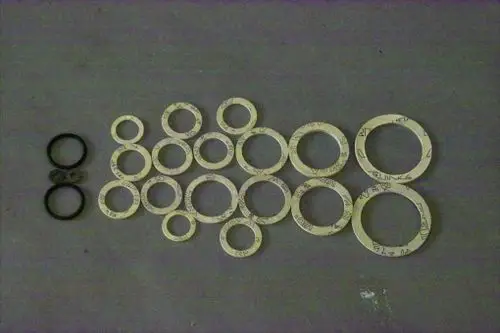 Brötje Dichtungs-Set mit mehreren Dichtungsringen und O-Ringen, auf einem hellen Untergrund angeordnet.