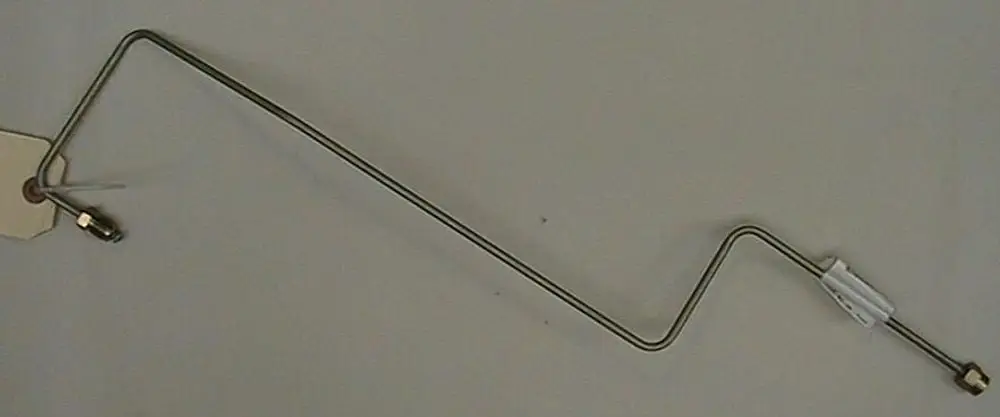 Öldruckleitung von Brötje mit mehreren Biegungen und einer Anschlussstelle auf beiden Seiten. Material wirkt robust und langlebig.
