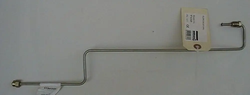 Brötje Öldruckleitung aus Metall mit zwei Anschlussgewinden, gebogenem Rohr und Etikett zur Identifikation.
