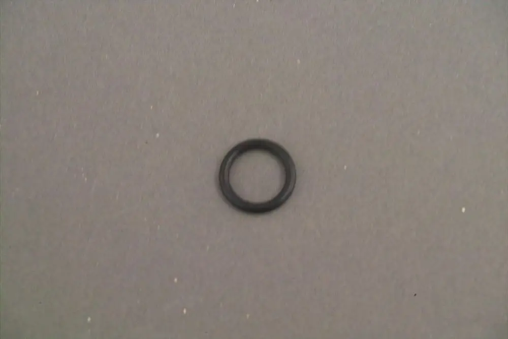 Schwarze Dichtungsgummiring von Brötje auf grauem Hintergrund. Der Ring hat eine runde Form und wird häufig in technischen Anwendungen verwendet.