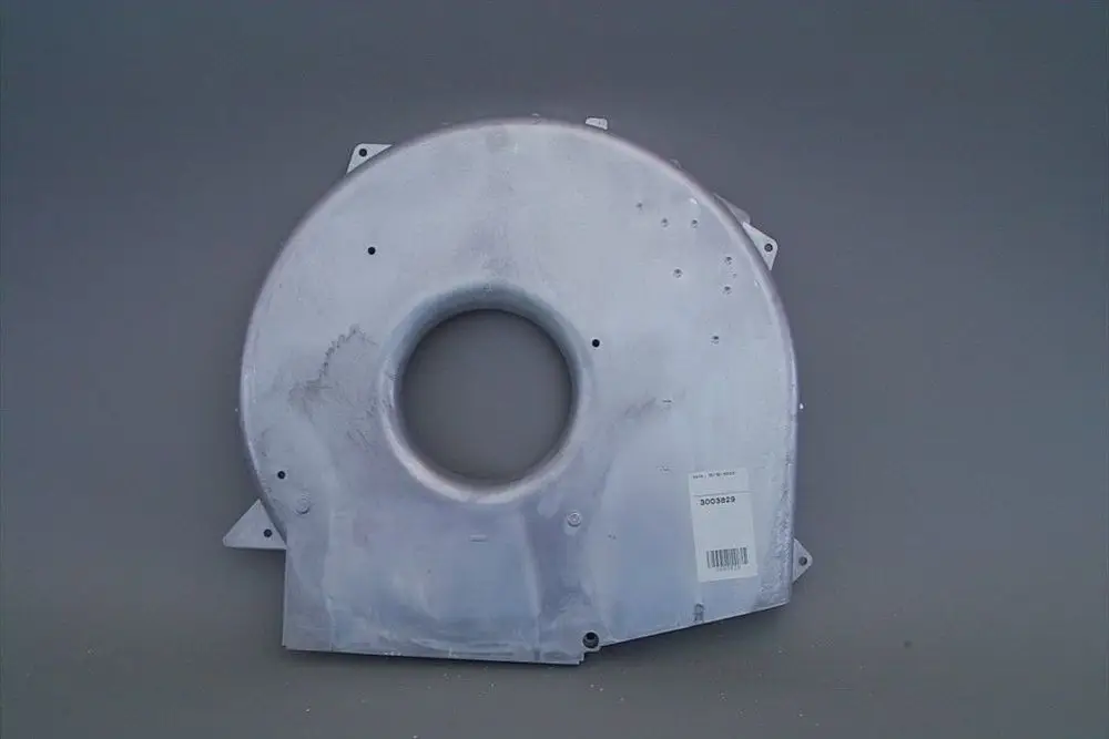 Brötje Haube aus Metall mit runder Öffnung und Befestigungslöchern, auf grauem Hintergrund, ohne weitere Angaben zu Größe oder spezifischem Typ.