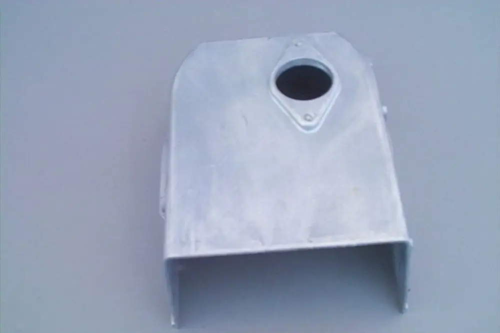 Metallisches Bauteil mit rechteckiger Grundform und einer kreisförmigen Öffnung. Teil einer Brötje-Anlage zur Luftansaugung.