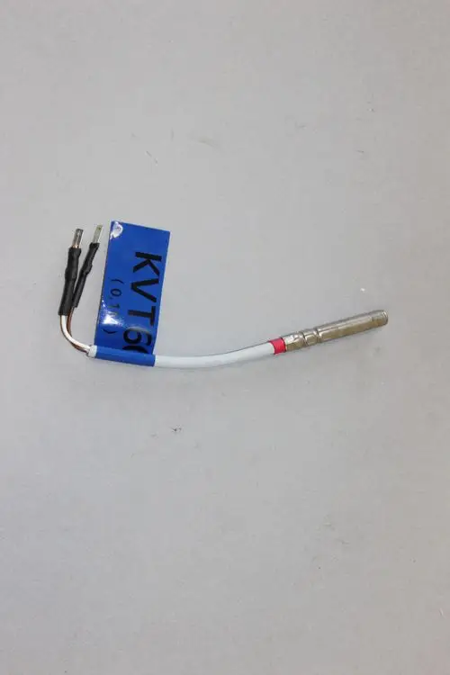 Temperaturfühler von Brötje mit zwei Anschlussleitungen und einer metallischen Sonde. Die Kabel sind mit schwarzen Isolierungen versehen.