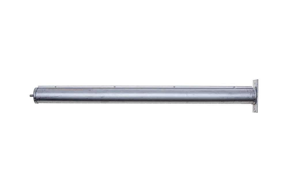 Metallisches Rohr mit zwei Enden, eines mit Anschluss, das als Sekundärluftrohr von Brötje verwendet wird. Es zeigt deutliche Gebrauchsspuren und ist zylindrisch gestaltet.