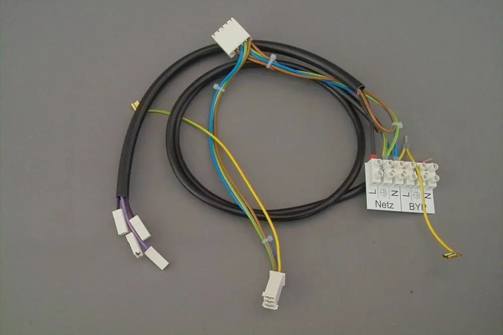 Kabelbaum von Brötje mit mehreren farbigen Drähten und Anschlussklemmen, die für elektrische Verbindungen in Heizsystemen verwendet werden.