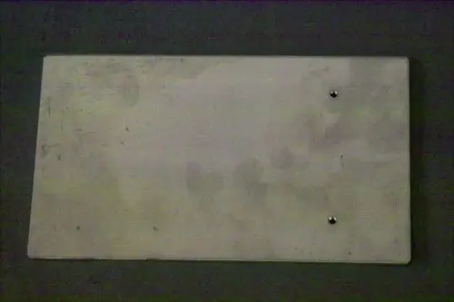 Weißes Verbindungselement von Brötje mit zwei Löchern zur Montage. Oberfläche weist Gebrauchsspuren auf.