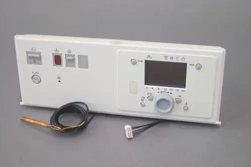 Bedienfeld mit Steuerungselementen und Display von Brötje, ausgestattet mit verschiedenen Tasten zur Temperatureinstellung und einem Temperatursensor.