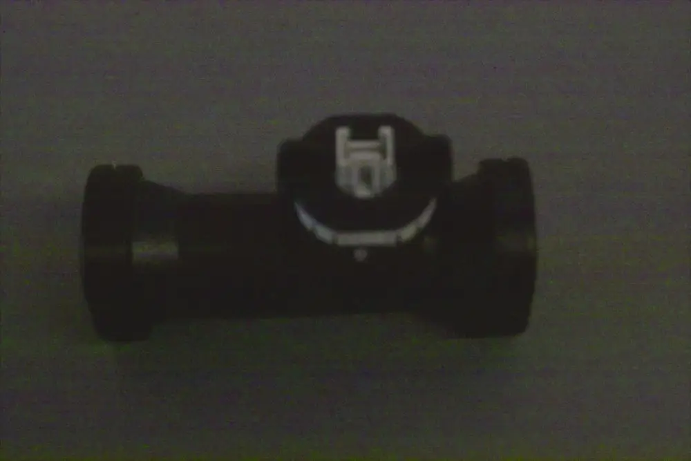 Durchflusssensor von Brötje in schwarzer Farbe, zylindrische Form mit Verbindungselementen an beiden Enden und Schnittstelle auf der Oberseite.