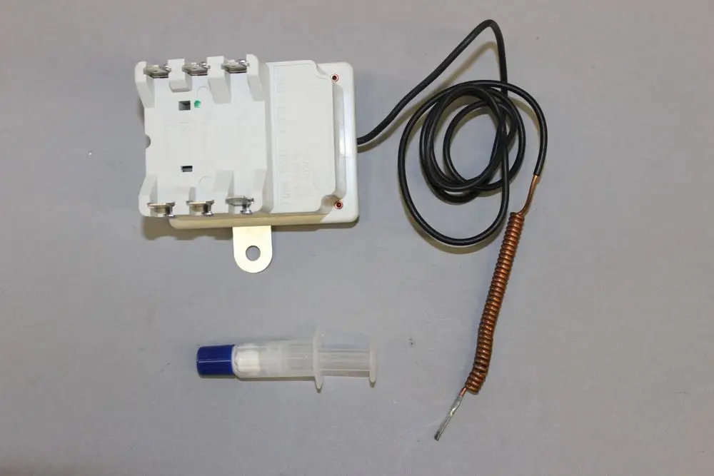 Brötje Elektrodensohr mit Steuergerät, einem Sensor draht und einer transparenter Spritze. Das Gerät besteht aus einem weißen Kunststoffgehäuse und verschiedenen elektrischen Anschlüssen.