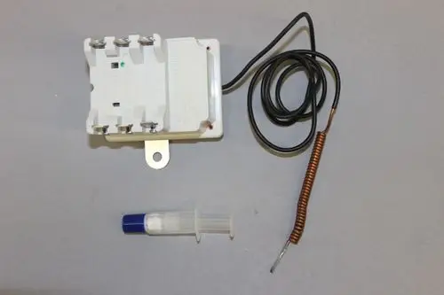 Brötje Elektrodensohr mit Steuergerät, einem Sensor draht und einer transparenter Spritze. Das Gerät besteht aus einem weißen Kunststoffgehäuse und verschiedenen elektrischen Anschlüssen.
