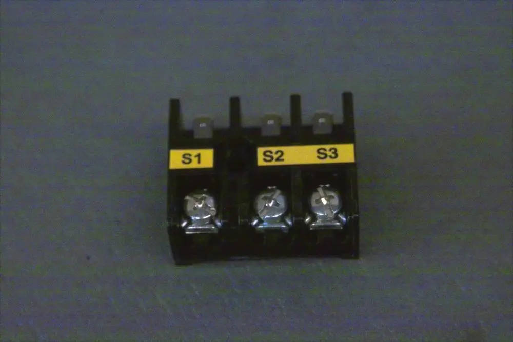 Brötje Anschlussklemmenleiste mit drei Anschlüssen, gekennzeichnet als S1, S2 und S3, zur elektrischen Verbindung.