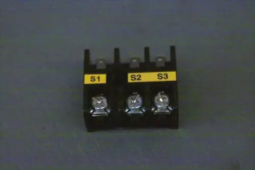 Brötje Anschlussklemmenleiste mit drei Anschlüssen, gekennzeichnet als S1, S2 und S3, zur elektrischen Verbindung.