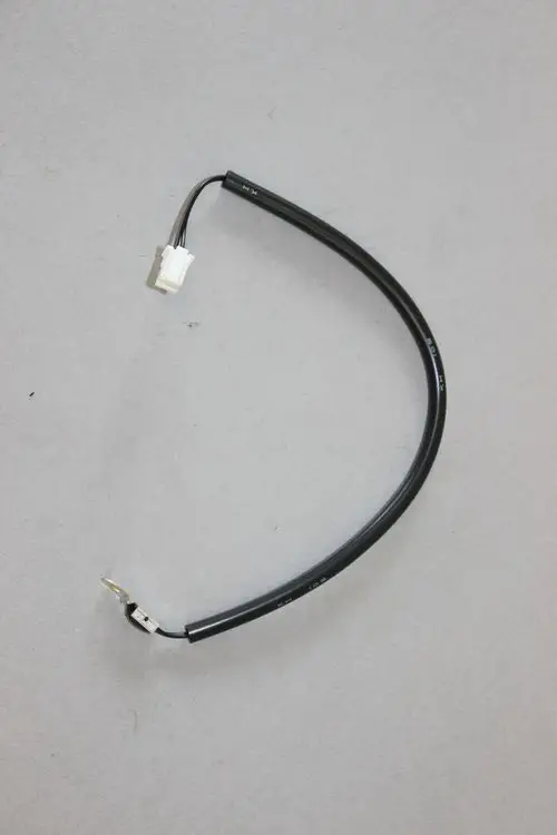 Brötje Fühler mit einem weißen Anschluss sowie einem schwarzen Kabel, das zu einem Verbindungselement führt. Klar abgegrenzte Drähte sind sichtbar.