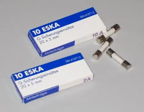 Brötje Sicherungsset mit mehreren Sicherungen in zwei Verpackungen. Die Sicherungen haben einen silbernen Metallkörper mit einem weißen Inneren.