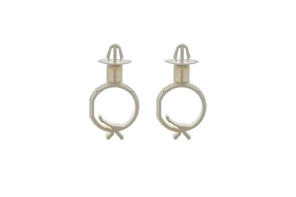 Kabelhalter in hellem Kunststoff, bestehend aus einem Ring mit erhöhtem Steckfuß und einem Halteclip, für eine sichere Kabelbefestigung, Marke Brötje.