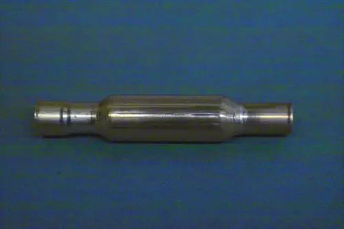 Kältemittelfilter aus Metall, zylindrische Form mit zwei Ausgängen. Produkt von Brötje, für den Einsatz in Heizungs- oder Klimaanlagen konzipiert.