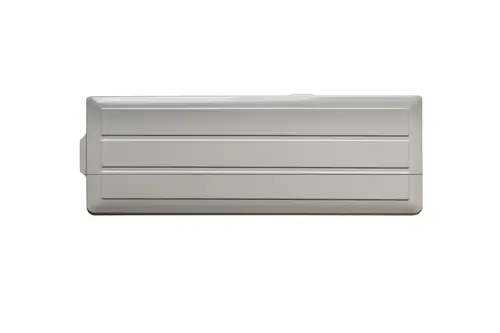 Brötje Deckel in neutraler Farbe, rechteckige Form mit mehreren horizontalen Rillen. Das Produkt hat keine sichtbaren Beschriftungen oder besondere Merkmale.
