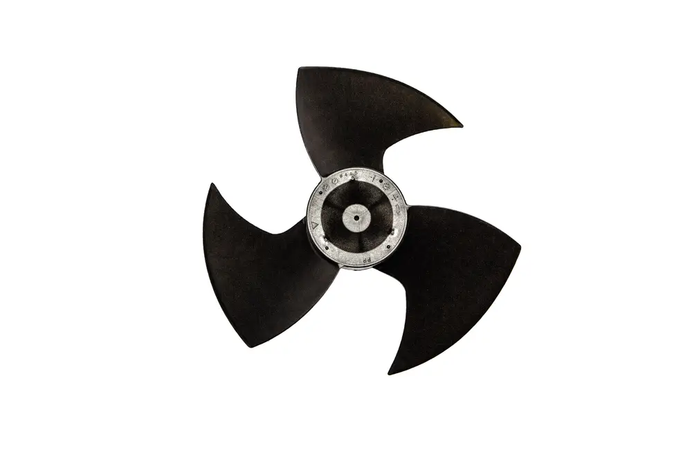 Brötje Gebläsepropeller mit drei schaufelartigen Blättern und einem zentralen Mechanismus, montiert für Luftstrom in Heizsystemen oder ähnlichen Anwendungen.