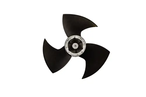 Brötje Gebläsepropeller mit drei schaufelartigen Blättern und einem zentralen Mechanismus, montiert für Luftstrom in Heizsystemen oder ähnlichen Anwendungen.