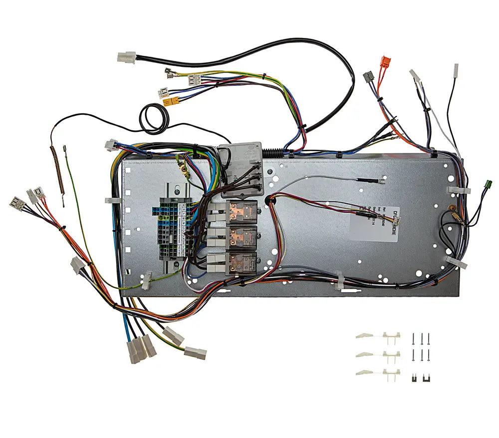 Brötje Elektrik-Schaltplatte mit mehreren Relais und Kabelverbindungen in einem metallenen Gehäuse, inklusive Anschlusssteckern und Montagematerial.