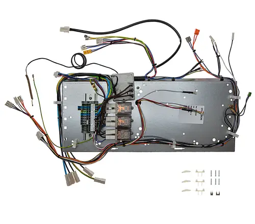 Brötje Elektrik-Schaltplatte mit mehreren Relais und Kabelverbindungen in einem metallenen Gehäuse, inklusive Anschlusssteckern und Montagematerial.
