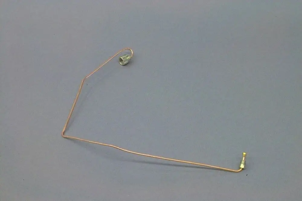 Kupferne Öldruckleitung von Brötje, mit gebogener Form und anschlussfertigen Enden. Klar definiertes Design für den Einsatz in Heizungsanlagen.