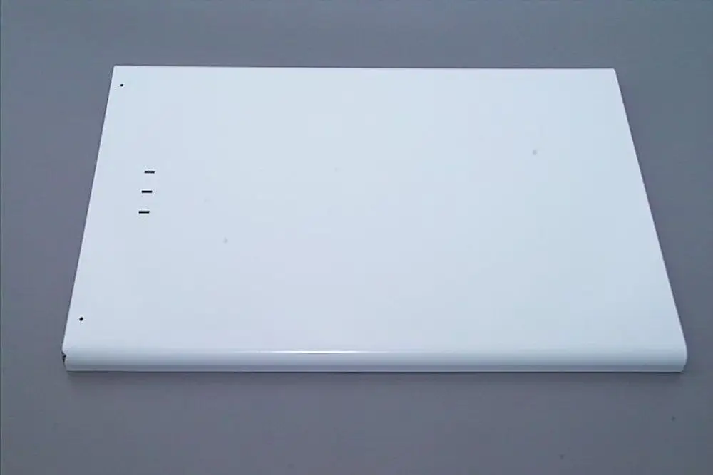 Weißes, flaches Gehäuse oder Abdeckung von Brötje, ohne sichtbare Öffnungen oder Beschriftungen, auf grauem Hintergrund.