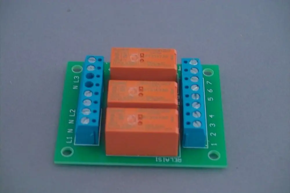Relaismodul von Brötje mit drei orangefarbenen Relais und einer Anschlussleiste. Die Platine zeigt Beschriftungen für L1, L2, L3 und Anschlüsse 1 bis 7.