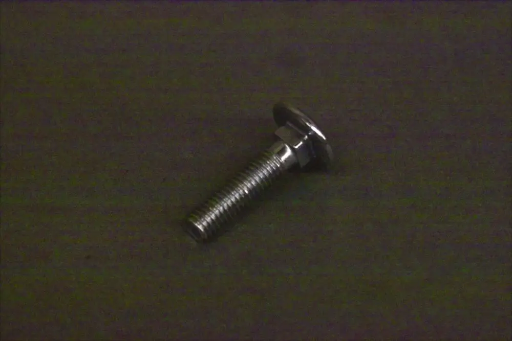 Edelstahl-Schraube mit flachem Kopf und Gewinde, geeignet für Anwendungen von Brötje, auf grauem Untergrund.