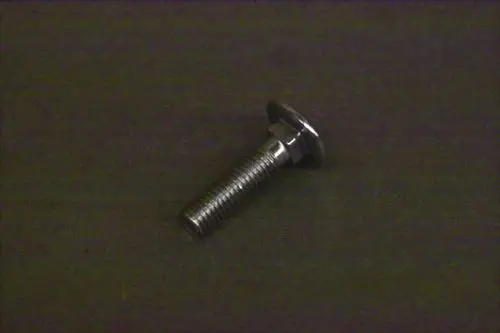 Edelstahl-Schraube mit flachem Kopf und Gewinde, geeignet für Anwendungen von Brötje, auf grauem Untergrund.