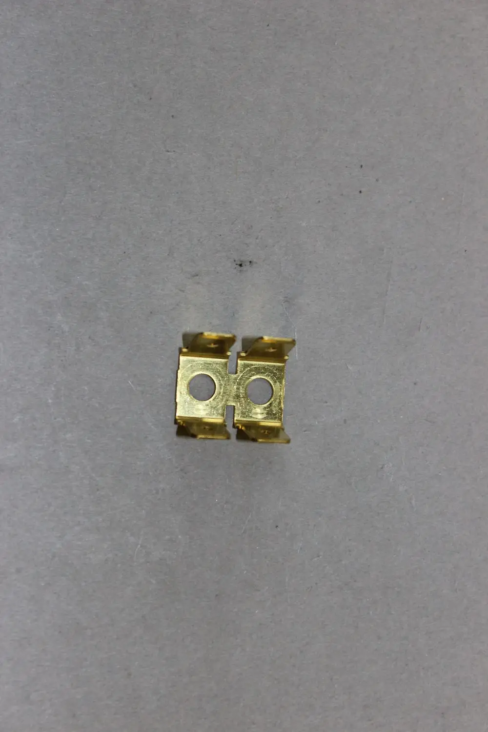 Brötje Masseleitung, zur Verbindung von elektrischen Komponenten, aus metallischem Material mit zwei kreisförmigen Öffnungen in der Mitte.