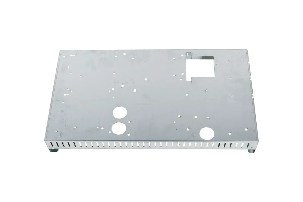 Metallische Regelungsbox von Brötje ohne Abdeckung, flache Oberfläche mit mehreren Ausschnitten und Löchern zur Befestigung und Kabeldurchführung.