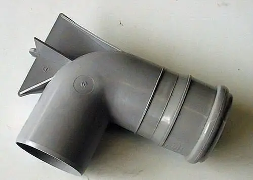 Grauer Kunststoffbogen mit einem abgewinkelten Design und einer Aufnahmen für Rohrverbindungen. Teil des Brötje Systems zur Führung von Heizungsrohren.