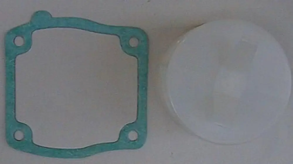 Brötje Pumpenfilter, bestehend aus einem blauen Dichtungsring und einem weißen Deckel. Beide Teile liegen nebeneinander auf einer neutralen Oberfläche.