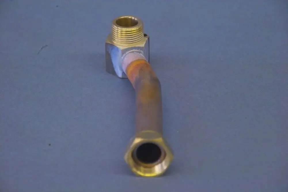 Vorlaufrohr aus Metall mit einer Abwinklung, einem genuteten Anschluss und einem geraden Ende, geeignet für die Anwendung in Heizsystemen von Brötje.