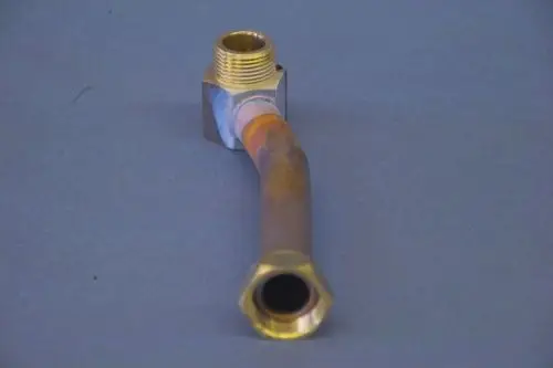 Vorlaufrohr aus Metall mit einer Abwinklung, einem genuteten Anschluss und einem geraden Ende, geeignet für die Anwendung in Heizsystemen von Brötje.