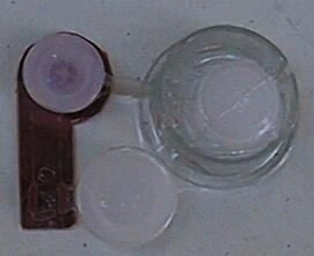 Transparente Kunststoffteile und Oberflächen, die möglicherweise zu einem Schutzgitter gehören. Teile in verschiedenen Formen und Größen, möglicherweise von der Marke Brötje.