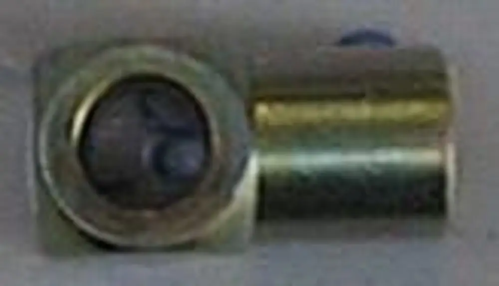 Brötje Nippel aus Metall mit einem runden Öffnung. Das Produkt hat eine zylindrische Form und wird häufig in Verbindung mit Heizungsanlagen verwendet.