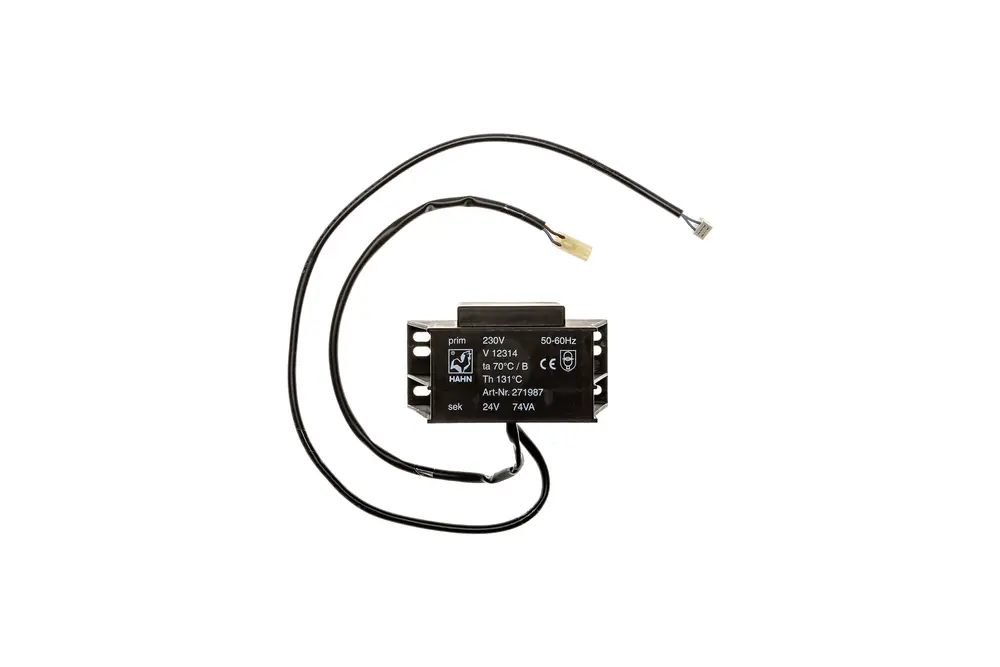 Transformer von Brötje mit einem schwarzen Gehäuse, zwei angeschlossenen Kabeln, einen Stecker und technischen Informationen auf dem Gehäuse sichtbar.