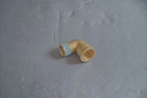 Brötje Winkel aus Messing mit einem abgewinkelten Anschluss und einem gewindedurchmesser, auf grauem Hintergrund.