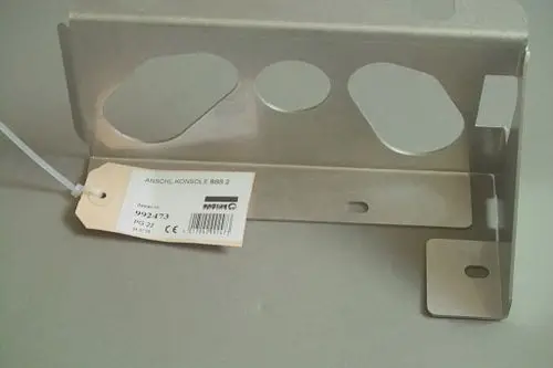Brötje Anschlusskonsole aus Metall mit mehreren Öffnungen zur Befestigung. An der Konsole befindet sich ein Etikett mit Artikelnummer und weiteren Informationen.